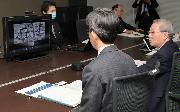 オンライン方式で開催された産学協議会に臨む経団連の中西宏明会長（右）＝３１日、東京都千代田区（代表撮影）