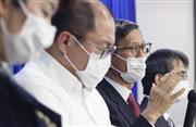 新型コロナウイルス感染症対策専門家会議を終え、マスク姿で記者会見する尾身茂副座長（左から３人目）ら＝１日午後、厚労省