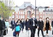 マスク姿で通勤する人々＝３１日午前、東京駅