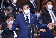 参院決算委員会で答弁を行う安倍晋三首相＝１日午後、国会・参院第１委員会室（春名中撮影）