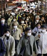 東京・新宿をマスク姿で歩く人たち。都内で新たに確認された１日ごとの新型コロナウイルスの感染者数が９７人となり、感染拡大傾向が顕著になった＝２日夕
