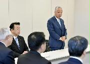与党税制協議会であいさつする自民党の甘利明税調会長（右奥）。左奥は公明党の西田実仁税調会長＝３１日午前、国会