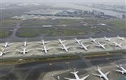 大量欠航を受け、羽田空港の駐機場に並ぶ旅客機＝３月３１日午後（共同通信社ヘリから）