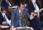 麻生太郎副総理兼財務相＝１日午前、国会・参院第１委員会室（春名中撮影）