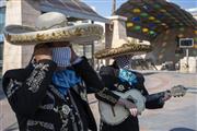 １日、米ロサンゼルスで、マスクを着用するヒスパニック（中南米系）のミュージシャン（ＡＰ＝共同）