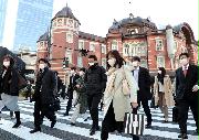 マスク姿で通勤する人々＝６日午前、東京都千代田区（松井英幸撮影）