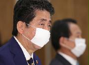 経済財政諮問会議で発言する安倍晋三首相＝７日午後、首相官邸（春名中撮影）