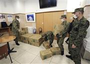 東横イン東京駅新大橋前に物資を運び込む自衛隊員＝７日午前、東京都中央区