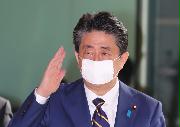 出邸する安倍晋三首相＝７日午前、首相官邸（春名中撮影）