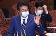 答弁を行う安倍晋三首相＝７日午後、国会・参院第１委員会室（春名中撮影）