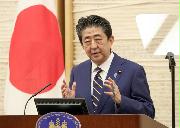 緊急事態宣言を発令し会見で国民に協力を呼びかける安倍晋三首相＝７日午後、首相官邸（春名中撮影）