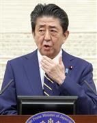 緊急事態宣言を発令し会見に臨む安倍晋三首相は咳き込む場面も＝７日午後、首相官邸（春名中撮影）