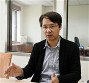 　インタビューに応じる台湾政治大・東亜研究所の王信賢所長（共同）