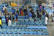 約９年ぶりに再開し、競りが行われた請戸地方卸売市場＝８日午前、福島県浪江町