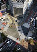 人通りの少ない東京・渋谷のスクランブル交差点＝８日午前８時２１分