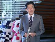 緊急事態宣言の発令から一夜明け、国民の協力に謝意を示す安倍晋三首相＝８日午前、首相官邸（春名中撮影）