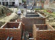 バラナシで行われた汚水処理装置の設置工事＝２０１８年９月（大成工業提供・共同）