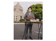 新型コロナウイルスの感染拡大を避けるため、屋外会見を行う小泉進次郎環境相＝７日午前、国会内（奥原慎平撮影）