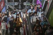 バンコクで、マスクを着けて高架鉄道を利用する通勤客ら（ＡＰ）