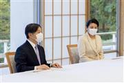 専門家会議副座長の尾身茂氏からの進講の冒頭、発言される天皇陛下＝１０日午後、赤坂御所（宮内庁提供）