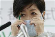 記者会見に臨む小池百合子都知事＝１０日午後、東京都新宿区の東京都庁（佐藤徳昭撮影）