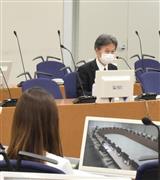 若手社員と意見交換する関西電力の稲田浩二副社長（右）＝１０日午後、大阪市北区の関電本店