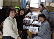 「月刊お母さん業界新聞大阪版」のお母さん記者たち＝大阪市平野区