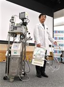 治験を始める改良型ＥＣＭＯ（人工心肺システム）＝右＝と従来型のＥＣＭＯ（左）＝１０日午後、大阪府吹田市の国立循環器病研究センター（南雲都撮影）
