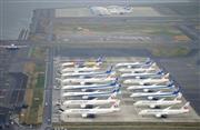 空の便の大量欠航を受け、旅客機が並ぶ羽田空港の駐機場（共同通信社ヘリから）