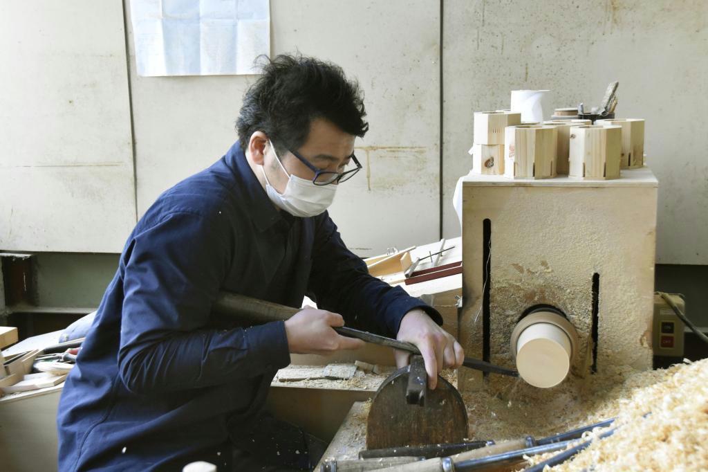 木工作業をする「ＫＩＳＨＵ＋（キシュウプラス）」のメンバー＝和歌山県海南市