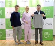 リカバリーウエアへの本格参入を表明し、「リフランス」ブランドのパジャマを紹介する小島衣料の石黒崇社長（右）＝２０１９年８月２７日