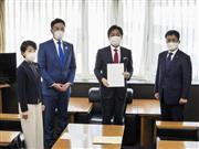 国民民主党の玉木代表（中央右）に国会議員歳費の５割削減について、提案書を提出する同党の衆院当選１回議員＝１５日午後、東京・永田町の党本部