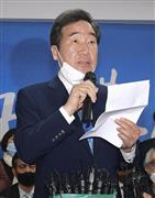 　１５日、韓国総選挙で当選確実となった与党「共に民主党」の李洛淵前首相＝ソウル（共同）