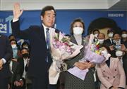 韓国総選挙で当選した与党「共に民主党」の李洛淵前首相。右は夫人＝１５日、ソウル（聯合＝共同）