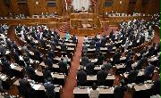 参院本会議＝１７日午前、国会（春名中撮影）