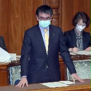 参院本会議で改正防衛省設置法が可決・成立し一礼する河野太郎防衛相＝１７日午前、国会（春名中撮影）