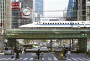 例年、大型連休に混雑する東海道新幹線＝１４日午後、東京・ＪＲ有楽町駅付近