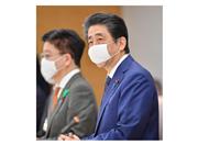 安倍晋三首相（中央）＝１６日午後、首相官邸（宮崎瑞穂撮影）