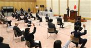 緊急事態宣言の対象地域が全国に拡大し会見で国民に対しさらなる協力を呼びかける安倍晋三首相＝１７日午後、首相官邸（春名中撮影）