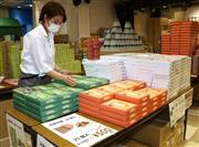 半額の土産物が並ぶ通天閣の催事場＝大阪市浪速区