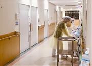 新型コロナウイルスに感染した患者を担当し、病室の外でケアの準備をする看護師＝１７日、山形県酒田市の日本海総合病院