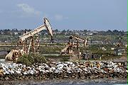 米カリフォルニア州ハンティントンビーチの原油採掘施設＝２０日（ゲッティ＝共同）