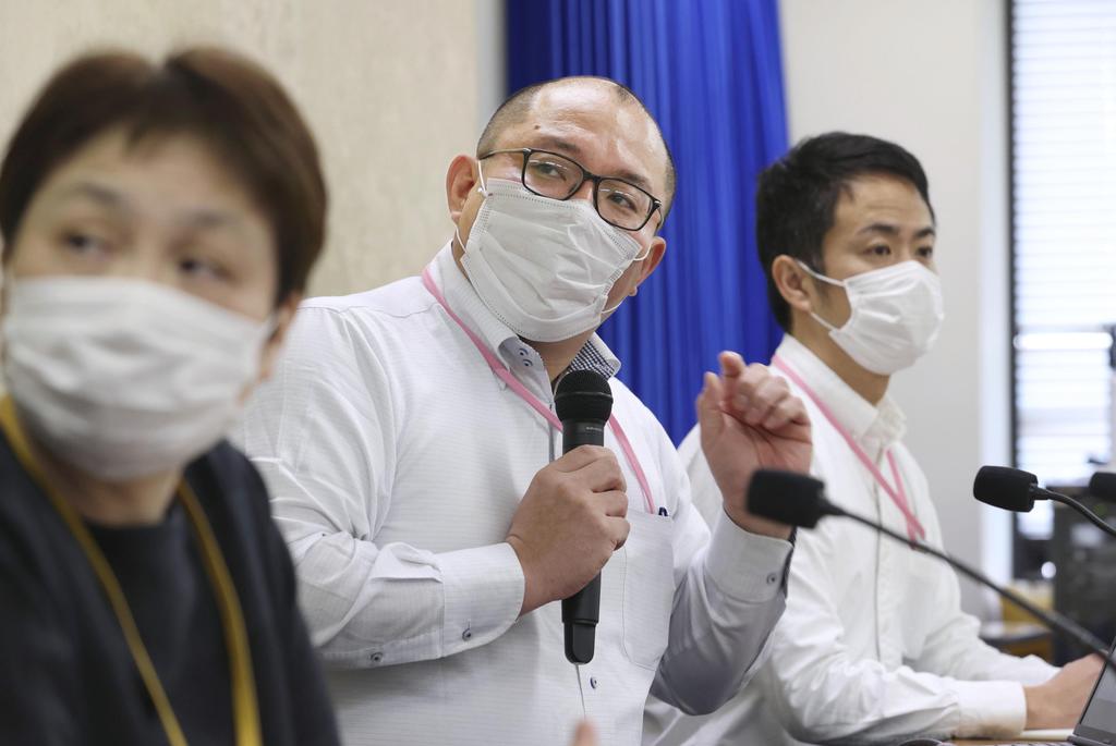 新型コロナウイルスのクラスター感染防止策について、記者会見する北海道大・西浦博教授（中央）＝１５日午前、厚労省