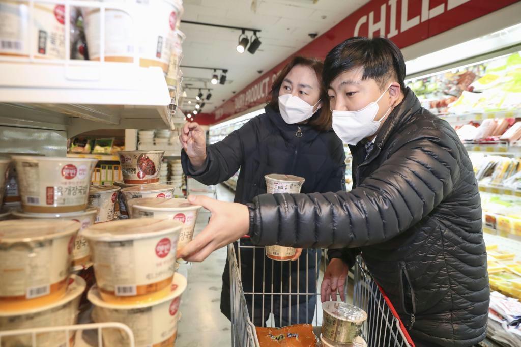 自宅隔離を義務付けられた人に配布する食品を選ぶソウル市城東区の関係者ら＝２月（区提供・共同）