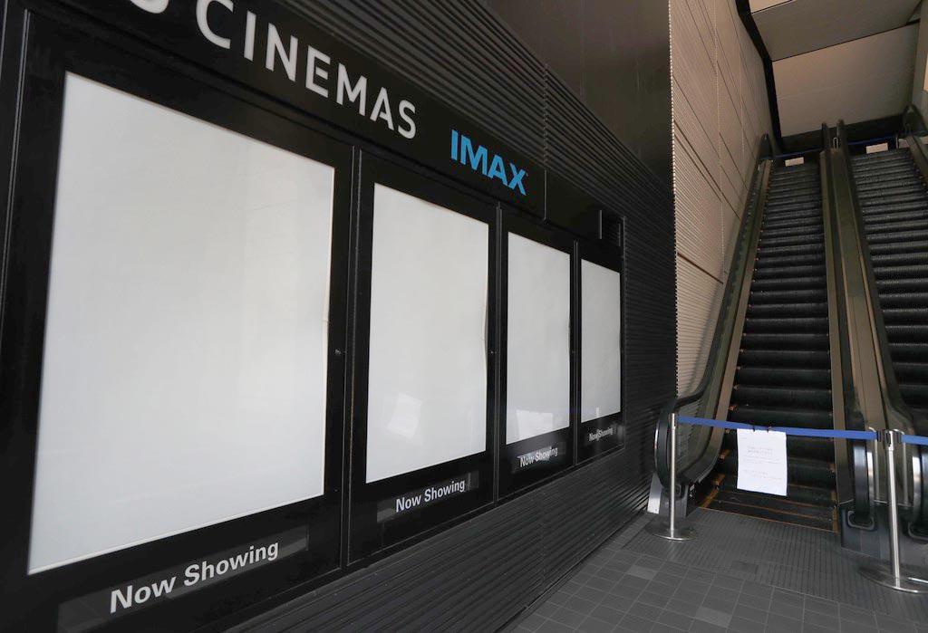 緊急事態宣言発出後、初の週末。新宿・歌舞伎町の映画館も休業し、上映板も白いまま＝１１日、東京都新宿区（鈴木健児撮影）