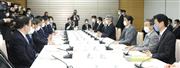 新型コロナウイルス感染症対策本部で発言する安倍晋三首相（右列手前から３人目）＝２４日午後、首相官邸（春名中撮影）