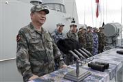 南シナ海の中国人民解放軍海軍艦隊を視察する習近平国家主席＝２０１８年４月１２日（新華社＝ＡＰ）