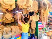 タイのマーケットでカゴを物色。このあと、暑さでバテてしまい、観光を中止することに。提供：執筆者