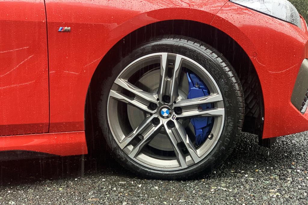 大きなブレーキディスクと青いキャリパーが、スポーティーな走りを予感させる