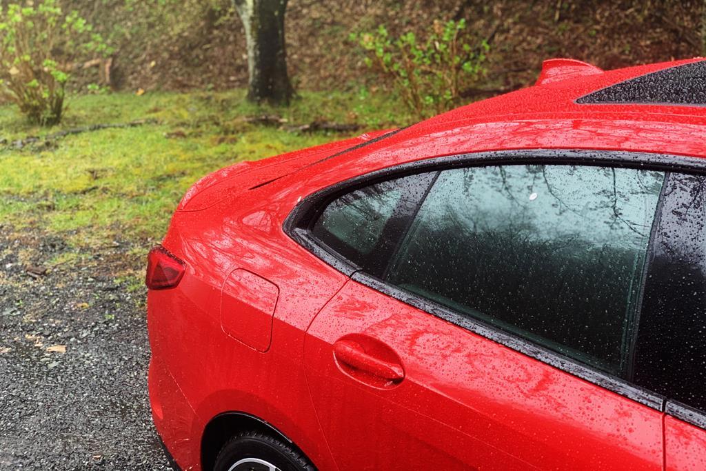 リヤエンドに向けてなだらかな線を描くグランクーペのルーフライン